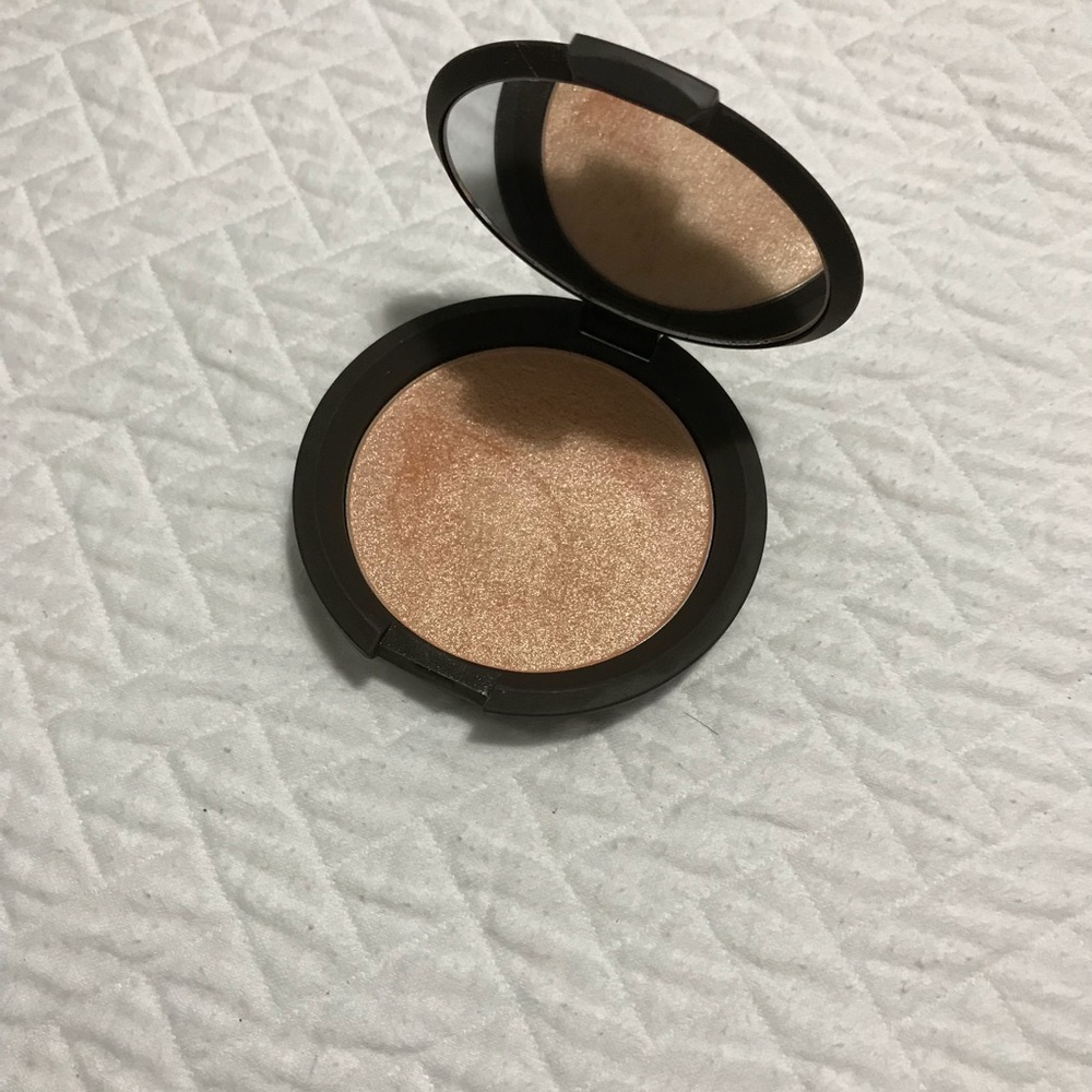 Becca Champagne Pop highlighter